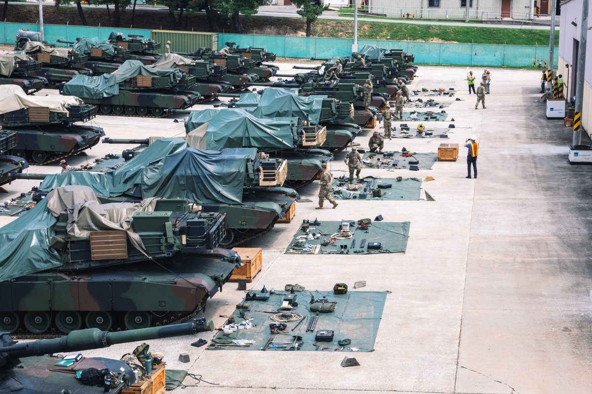 U.S. Army soldiers from the 4th Battalion, 70th Armored Regiment, 1st Armored Brigade, 1st Armored Division, who arrived in Korea, are conducting a preliminary inspection of the M1A2 Abrams on the 26th of last month. Photo courtesy of the U.S. 8th Army