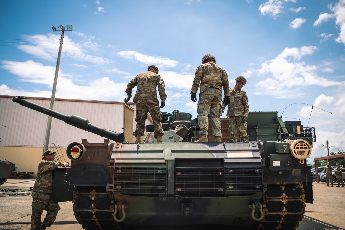 U.S. Army soldiers from the 4th Battalion, 70th Armored Regiment, 1st Armored Brigade, 1st Armored Division, who arrived in Korea, are conducting a preliminary inspection of the M1A2 Abrams on the 26th of last month. Photo courtesy of the U.S. 8th Army