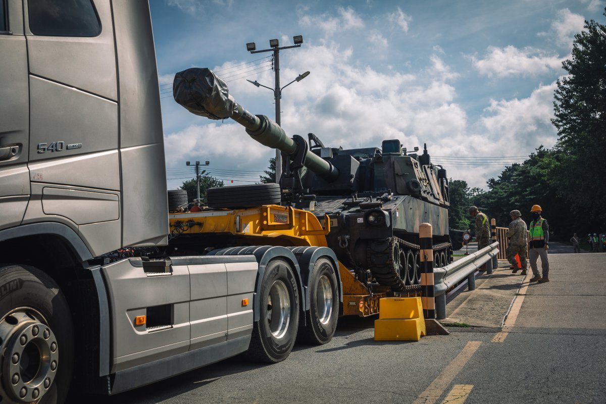 The M109A6 Paladin self-propelled howitzer belonging to the 1st Armored Division of the US Army, which arrived in Korea on the 28th of last month, is moving to the training area. Photo courtesy of the 8th US Army