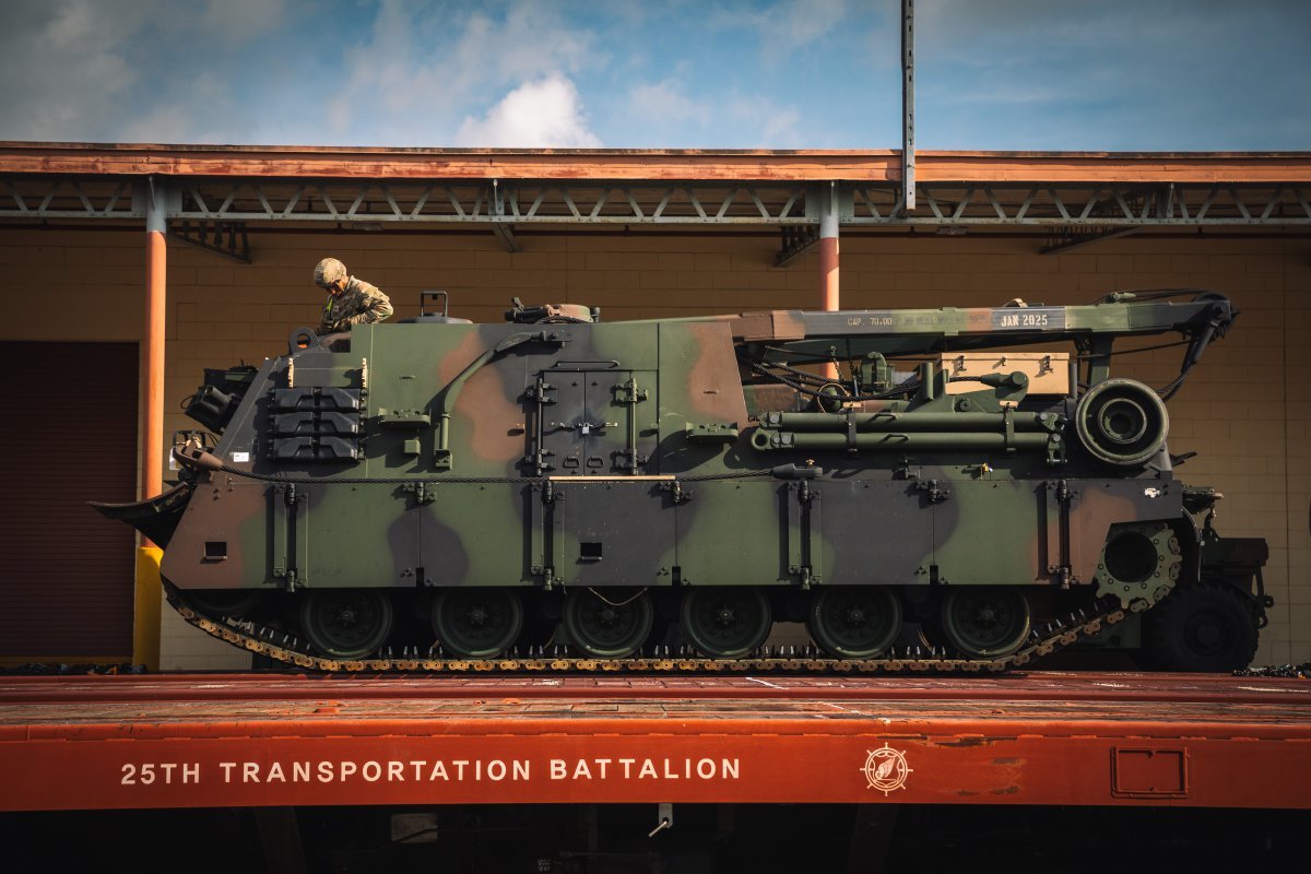 U.S. Army soldiers assigned to the 4th Battalion, 70th Armored Regiment, 1st Armored Brigade Combat Team, 1st Armored Division, U.S. Army load an M88A2 Hercules armored recovery vehicle onto a rail cart to move to a training area on the 28th of last month. Photo courtesy of the U.S. 8th Army