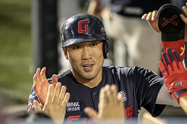 Lotte's Jeon Jun-woo, who has a batting average of 0.615 (8 hits in 13 at-bats) in scoring position in August. Courtesy of Lotte