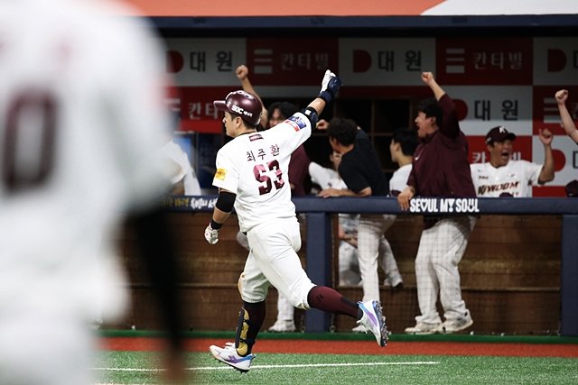 Kiwoom Choi Joo-hwan hits his third career walk-off home run. News 1