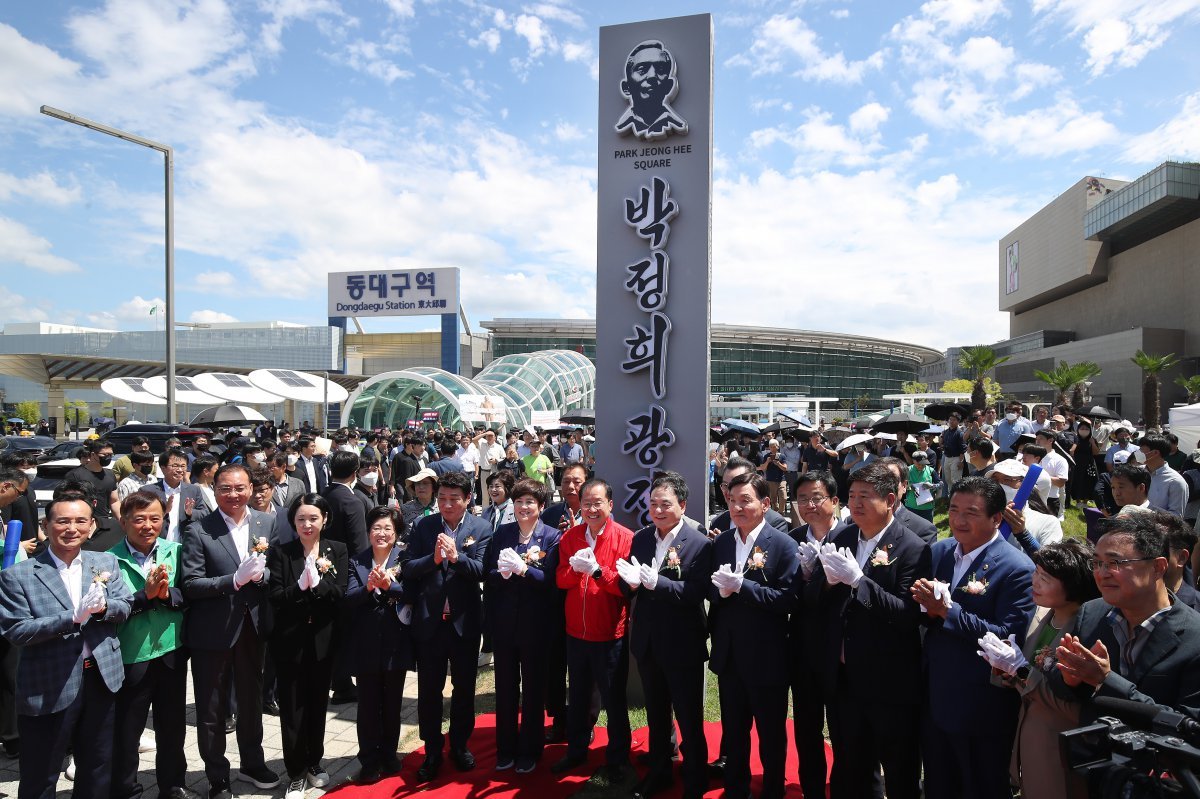 홍준표 대구시장, 이만규 대구시의회 의장, 강은희 대구교육감, 강대식 국민의힘(대구 동구군위군을) 의원 등 내빈들이 14일 오전 대구 동구 동대구역 앞 광장에서 열린 ‘박정희광장 표지판 제막식’에 참석해 표지판 제막을 축하하고 있다. 2024.8.14/뉴스1