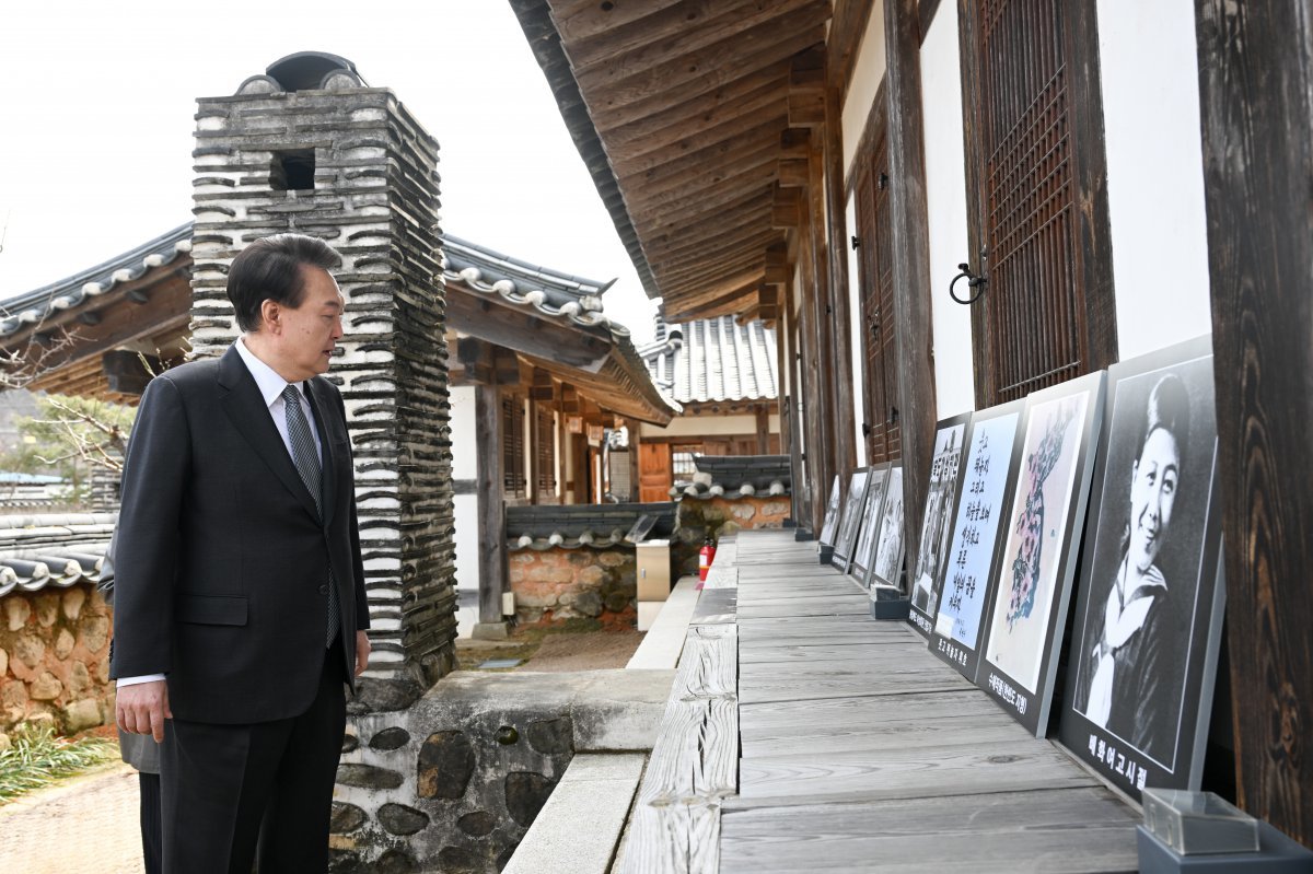 윤석열 대통령이 28일 충북 옥천군 고(故) 육영수 여사 생가를 방문해 육영수 여사의 기록사진을 살펴보고 있다. (대통령실 제공) 2024.2.28/뉴스1