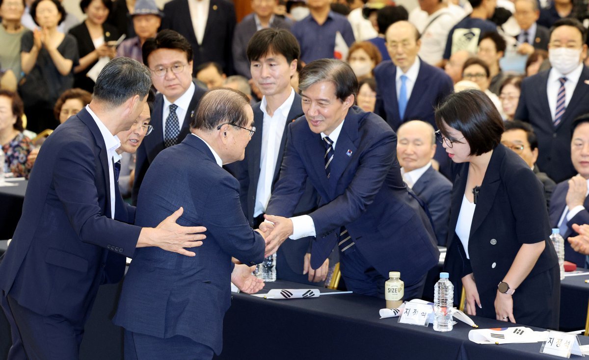 제79주년 광복절인 15일 오전 서울 용산구 백범김구기념관에서 광복회가 주최한 8.15 광복절 기념식에서 이종찬 광복회장과 조국 조국혁신당 대표가 인사를 나누고 있다. 

김형석 신임 독립기념관장의 역사관을 둘러싼 갈등이 봉합되지 않으면서 광복회를 비롯한 독립운동단체연합은 이날 자체 광복절 기념식을 열었다. 광복회의 광복절 기념식 불참은 1965년 창립 이후 처음이다. 2024.8.15/뉴스1