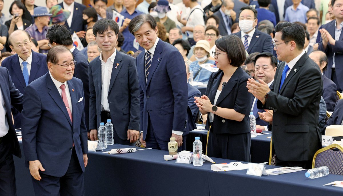 제79주년 광복절인 15일 오전 서울 용산구 백범김구기념관에서 광복회가 주최한 8.15 광복절 기념식에서 이종찬 광복회장이 박찬대 더불어민주당 원내대표, 조국 조국혁신당 대표 등 국회의원들과 인사를 나누고 있다. 김형석 신임 독립기념관장의 역사관을 둘러싼 갈등이 봉합되지 않으면서 광복회를 비롯한 독립운동단체연합은 이날 자체 광복절 기념식을 열었다. 2024.8.15/뉴스1