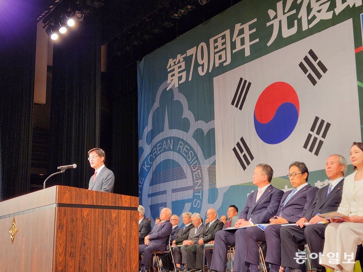 박철희 주일 한국대사가 15일 도쿄에서 열린 광복절 경축식에서 윤석열 대통령 경축사를 대독하고 있다. 도쿄=이상훈 특파원 sanghun@donga.com