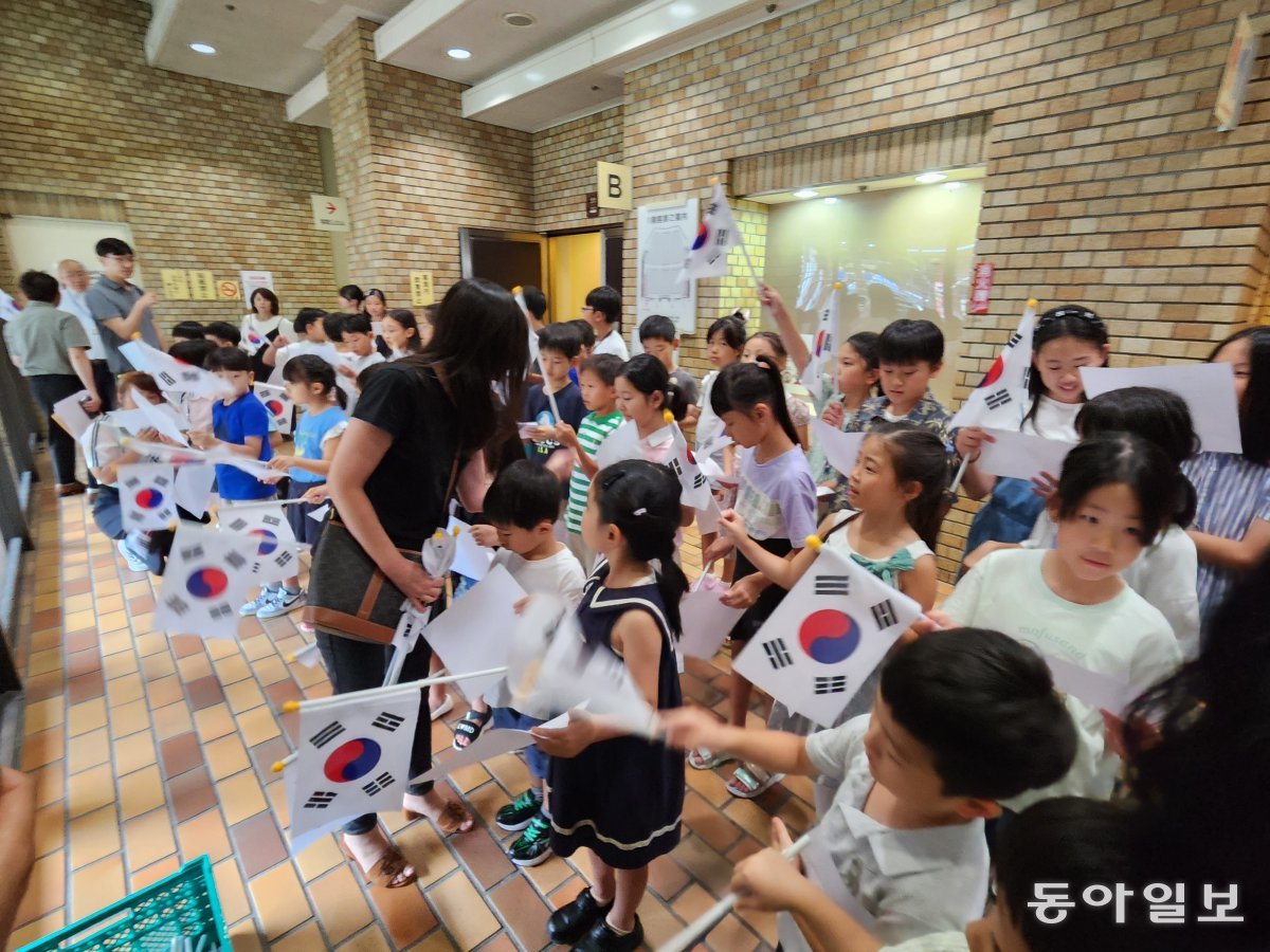 도쿄 어린이 토요학교 합창단 어린이들이 행사장 밖 로비에서 동요 합창을 연습하고 있다. 도쿄=이상훈 특파원 sanghun@donga.com