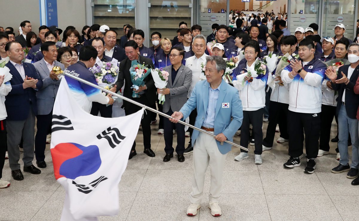 이기흥 대한체육회장이 파리 올림픽을 마치고 13일 인천국제공항을 통해 귀국해 태극기를 흔들고 있다. 대한민국은 2024파리올림픽에서 총 32개의 메달(금 13, 은 9, 동 10)과 종합순위 8위라는 ‘역대급 성과’를 기록했다.2024.8.13/뉴스1 ⓒ News1