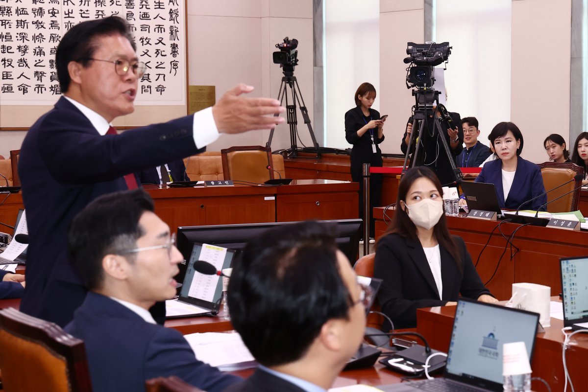 송석준 국민의힘 의원이 14일 오후 서울 여의도 국회에서 열린 김영철 서울북부지검 차장검사 ‘탄핵소추사건 조사’와 관련한 청문회에서 송 의원이 전현희 더불어민주당에게 한 “그분(권익위원회 간부)의 죽음에 본인은 죄가 없는가＂라는 발언을 두고 정청래 법사위원장이 사과하라고 하자 항의하고 있다. 2024.8.14. 뉴스1