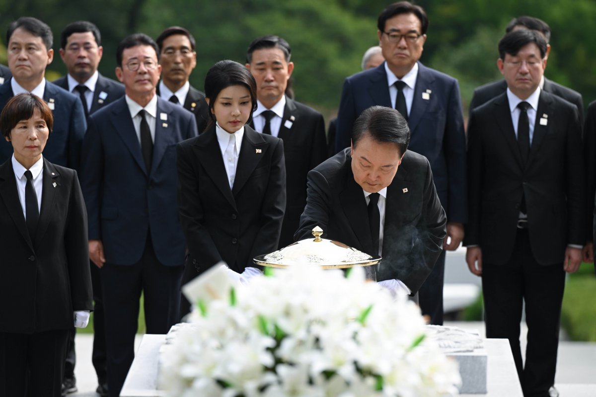 윤석열 대통령과 김건희 여사가 15일 서울 동작구 국립서울현충원에서 엄수된 고(故) 육영수 여사 서거 50주기 추도식에 참석해 분향하고 있다. 2024.8.15 대통령실 제공