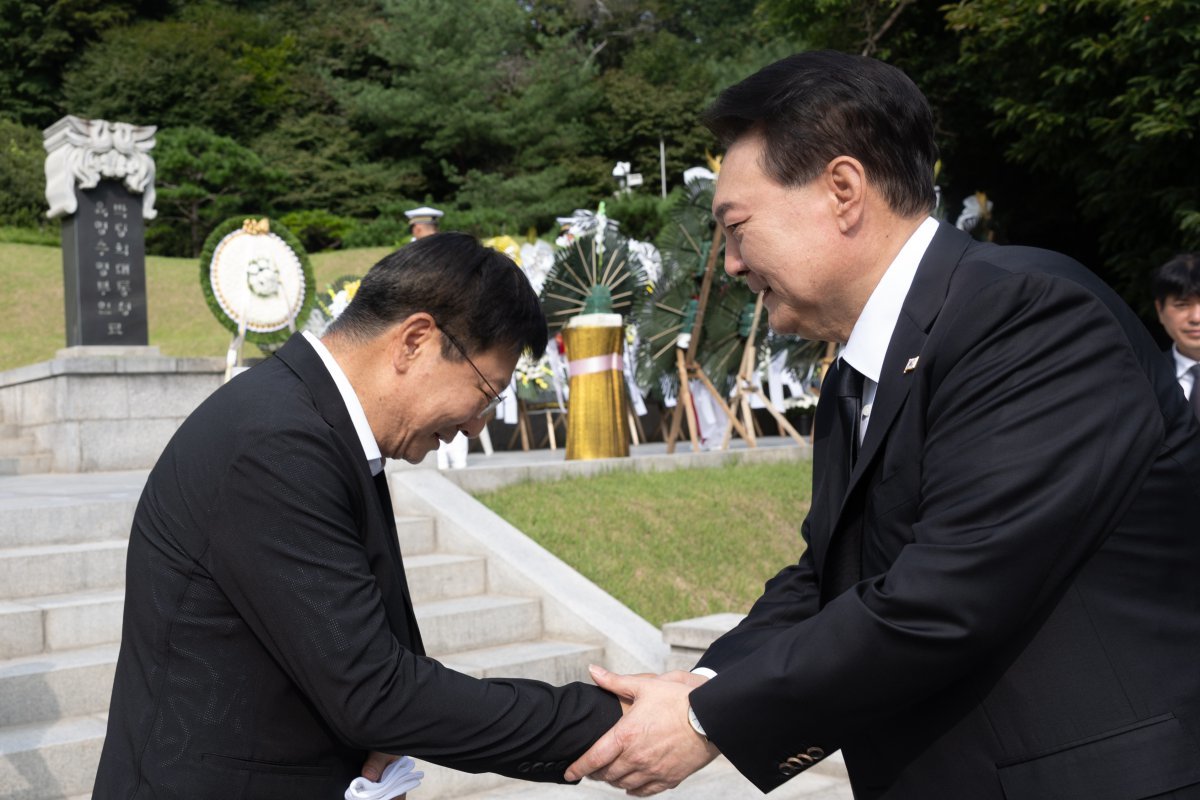 윤석열 대통령과 부인 김건희 여사가 15일 국립서울현충원에서 엄수된 고(故) 육영수 여사 서거 50주기 추도식에 참석하기 앞서 유족 박지만 이지그룹 회장과 악수하고 있다.  2024.08.15. 사진=대통령실 제공