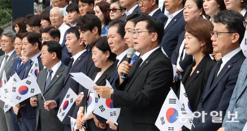 더불어민주당 박찬대 당 대표 직무대행 겸 원내대표가 15일 서울 용산구 백범기념관 앞에서 규탄 성명을 발표하고 있다. 이날 
민주당을 비롯한 야권은 김형석 신임 독립기념관장 임명에 반발하며 정부 주최 광복절 경축식에 불참했다. 장승윤 기자 
tomato99@donga.com