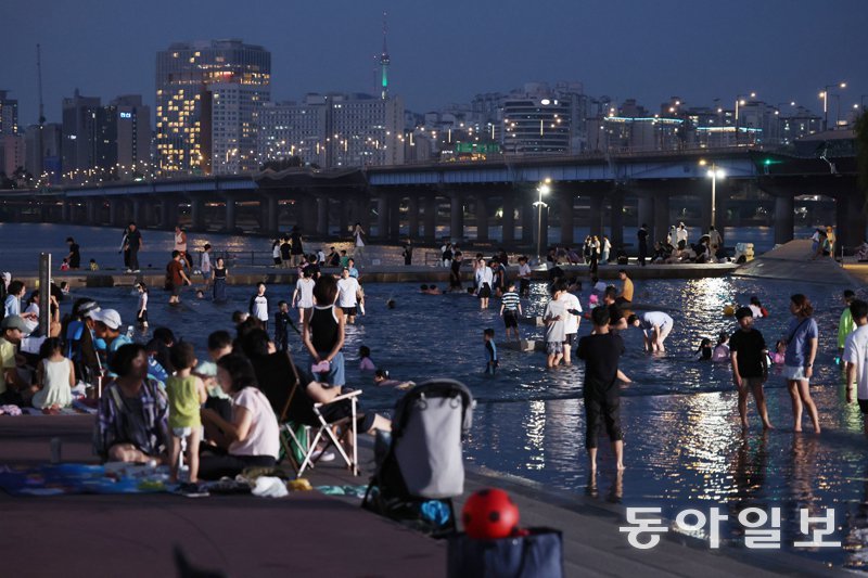 15일 밤 서울 영등포구 여의도 물빛광장에서 시민들이 물놀이를 즐기는 모습. 서울에선 지난달 21일부터 이날 오전까지 25일째 
열대야가 이어졌다. 전문가들은 16일 밤∼17일 새벽 서울의 열대야 지속 기록(26일)이 경신될 것으로 보고 있다. 장승윤 기자 
tomato99@donga.com