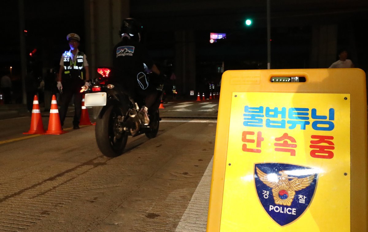 광복절을 하루 앞둔 14일 오후 서울 잠수교 북단에서 서울경찰청이 8.15 광복절 대비 폭주족 특별단속을 실시하고 있다. 2024.8.14. 뉴스1