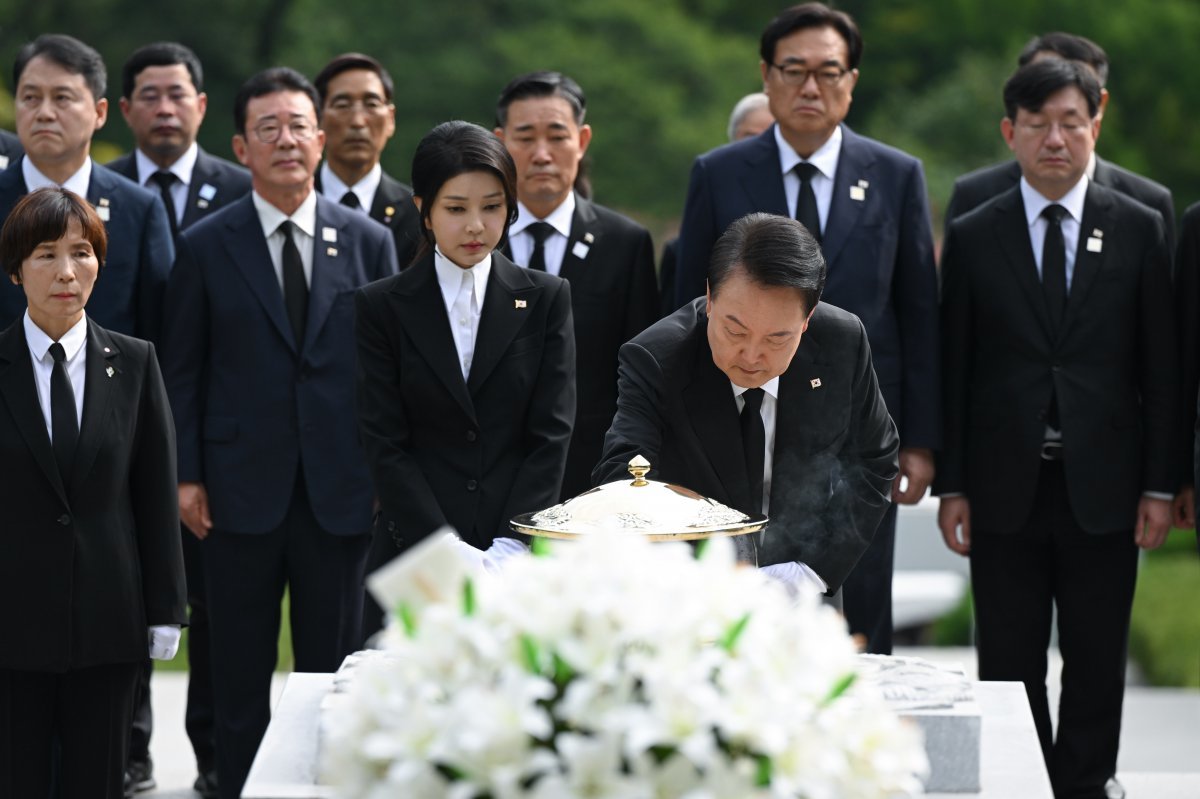 윤석열 대통령과 부인 김건희 여사가 15일 육영수 여사 서거 50주기를 맞아 서울 동작구 국립서울현충원 내 육영수 여사 묘역에서 헌화와 분향을 하고 있다. (대통령실 제공) 2024.8.15