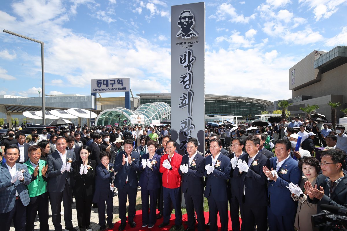 홍준표 대구시장, 이만규 대구시의회 의장, 강은희 대구교육감, 강대식 국민의힘(대구 동구군위군을) 의원 등 내빈들이 14일 오전 대구 동구 동대구역 앞 광장에서 열린 ‘박정희광장 표지판 제막식’에 참석해 표지판 제막을 축하하고 있다. 2024.8.14/뉴스1