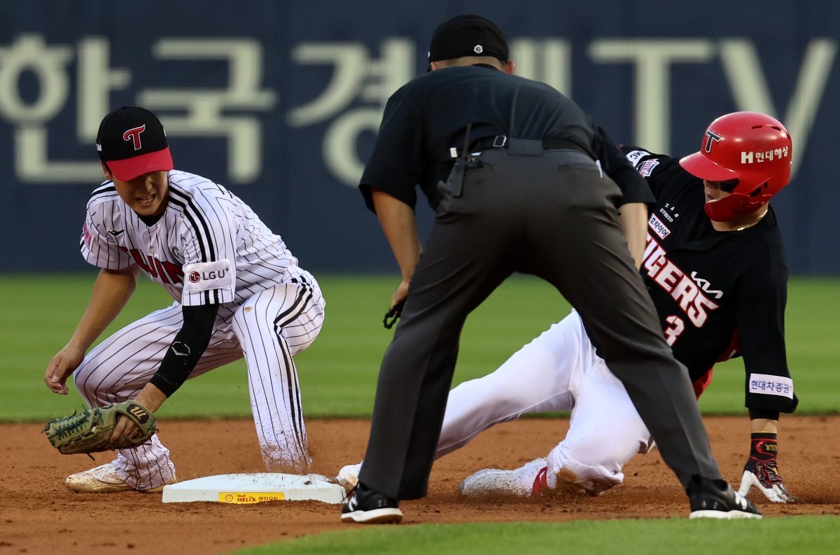 11일 오후 서울 송파구 잠실야구장에서 열린 프로야구 ‘2024 신한 SOL 뱅크 KBO리그’ KIA타이거즈와 LG트윈스의 경기에서 KIA의 4회초 1사 주자 없는 상황때 김선빈이 안타를 친 뒤 2루에 안착하고 있다. 2024.7.11 뉴스1