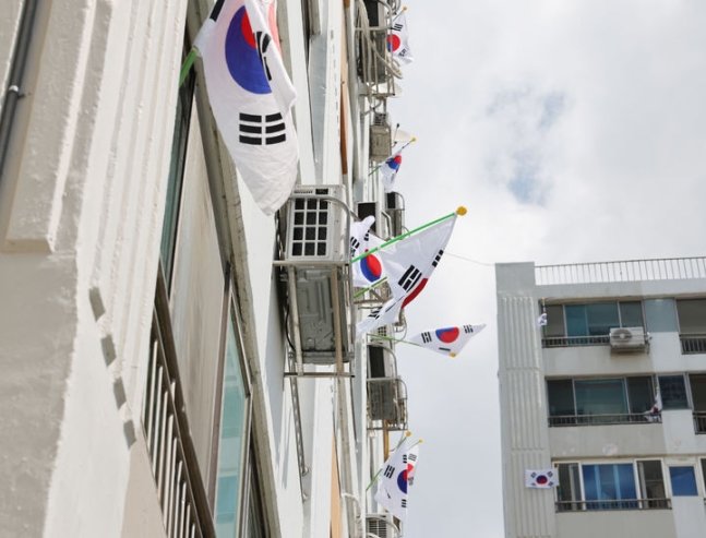 칠곡군 왜관읍 무성아파트에 게양된 태극기 물결 (사진=칠곡군 제공)/뉴시스