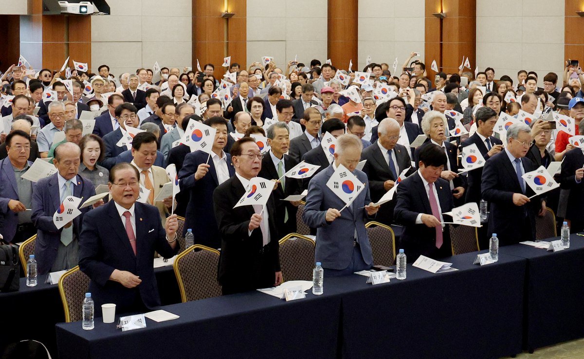 제79주년 광복절인 15일 오전 서울 용산구 백범김구기념관에서 광복회가 주최한 8.15 광복절 기념식에서 이종찬 광복회장(앞줄 왼쪽) 등 참석자들이 광복절 노래를 부르고 있다. 김형석 신임 독립기념관장의 역사관을 둘러싼 갈등이 봉합되지 않으면서 광복회를 비롯한 독립운동단체연합은 이날 자체 광복절 기념식을 열었다. 광복회의 광복절 기념식 불참은 1965년 창립 이후 처음이다. 2024.8.15/뉴스1