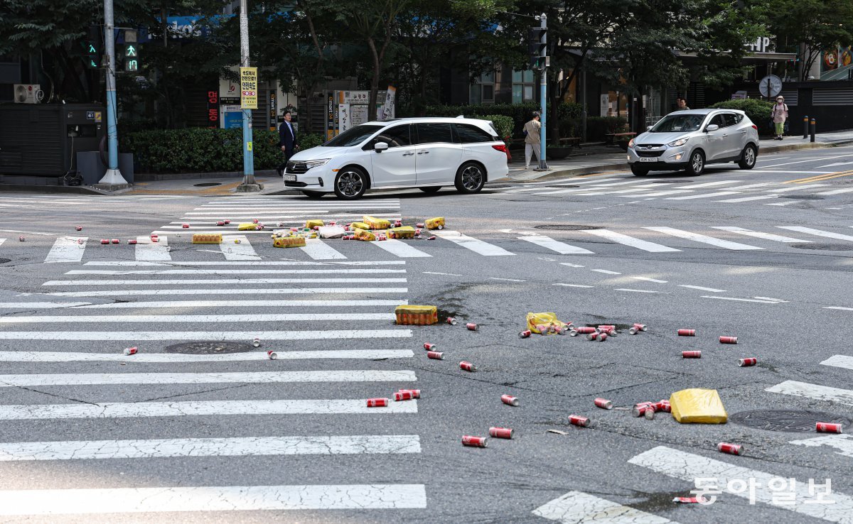 16일 오전 서울 종로구 서울경찰청 앞 사거리에서 탄산음료 캔 수백 개가 쏟아졌다. 이한결 기자 always@donga.com