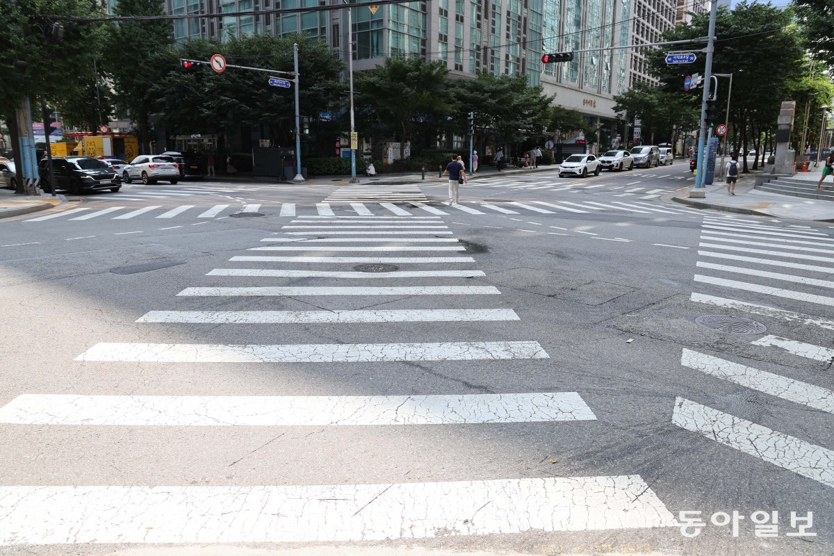 16일 오전 서울 종로구 서울경찰청 앞 사거리에서 탄산음료 캔 수백 개가 쏟아졌지만, 시민들이 3분 만에 도로를 정리해 깨끗한 모습이다. 이한결 기자 always@donga.com