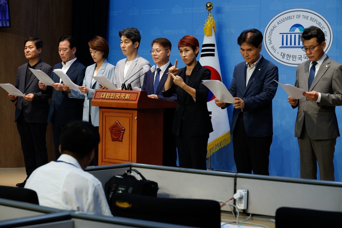 문재인 정부 청와대 출신 김영배(왼쪽부터), 정태호, 고민정, 윤건영, 민형배, 이용선, 진성준 더불어민주당 의원이 16일 오후 서울 여의도 국회 소통관에서 검찰의 문재인 전 대통령 계좌 추적 관련 기자회견을 하고 있다. 2024.8.16 뉴스1