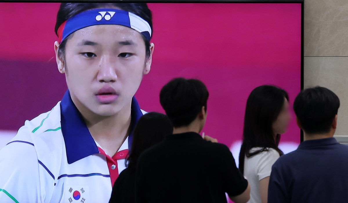 The Korea Badminton Association held a closed-door fact-finding committee meeting on the 16th in relation to the 2024 Paris Olympics badminton women's singles gold medalist Ahn Se-young raising issues with the Korea Badminton Association's player management and training methods. The photo shows a video of Ahn Se-young, who competed in the 2020 Tokyo Olympics, appearing at the Olympic Hall in Songpa-gu, Seoul on that day. 2024.8.16/News1 ⓒ News1