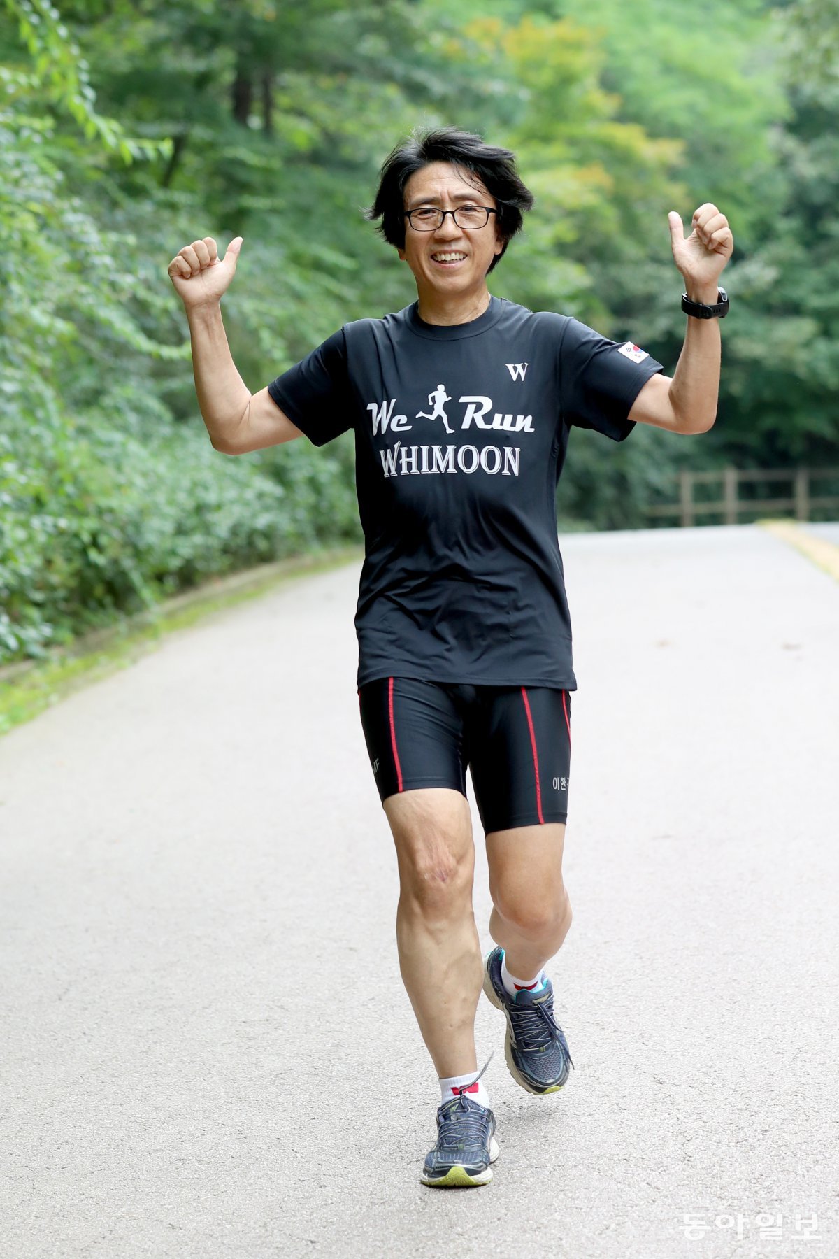 이한구 씨가 서울 남산 순환도로를 다리며 양팔을 들어올리고 있다. 2004년 마라톤을 시작한 그는 올해 마라톤 42.195km 풀코스 500회, 100km 이상 울트라마라톤 100회를 완주했다. 변영욱 기자 cut@donga.com