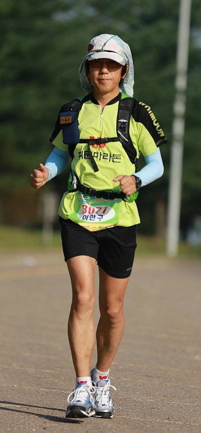 이한구 씨가 2012년 대한민국 횡단 308km에서 달리고 있다. 이한구 씨 제공.