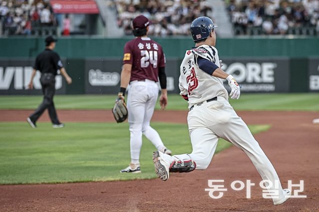 16일 사직 안방 경기 1회말 선제 홈런을 날린 손호영. 롯데 제공