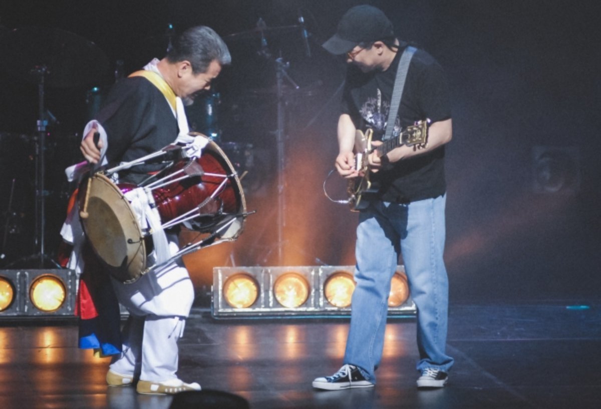 Kim Soo-chul (left), a master of Samulnori and close friend, and Kim Deok-su, performing a spirited performance. Courtesy of Kim Soo-chul.