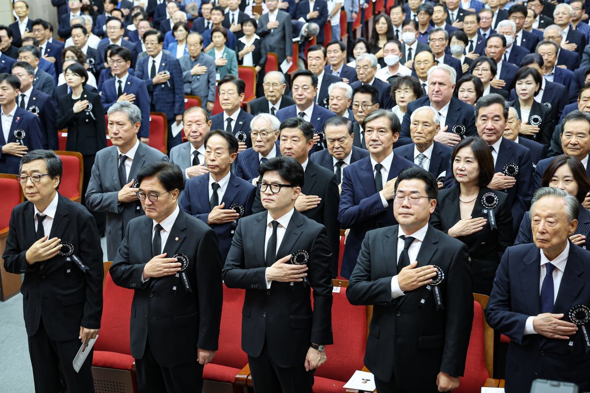 18일 서울 동작구 국립현충원에서 열린 고(故) 김대중 전 대통령 서거 15주기 추도식에서 우원식 국회의장, 한동훈 국민의힘 대표, 박찬대 더불어민주당 당대표 직무대행 등 참석자들이 국기에 경례를 하고 있다. 2024.8.18/뉴스1