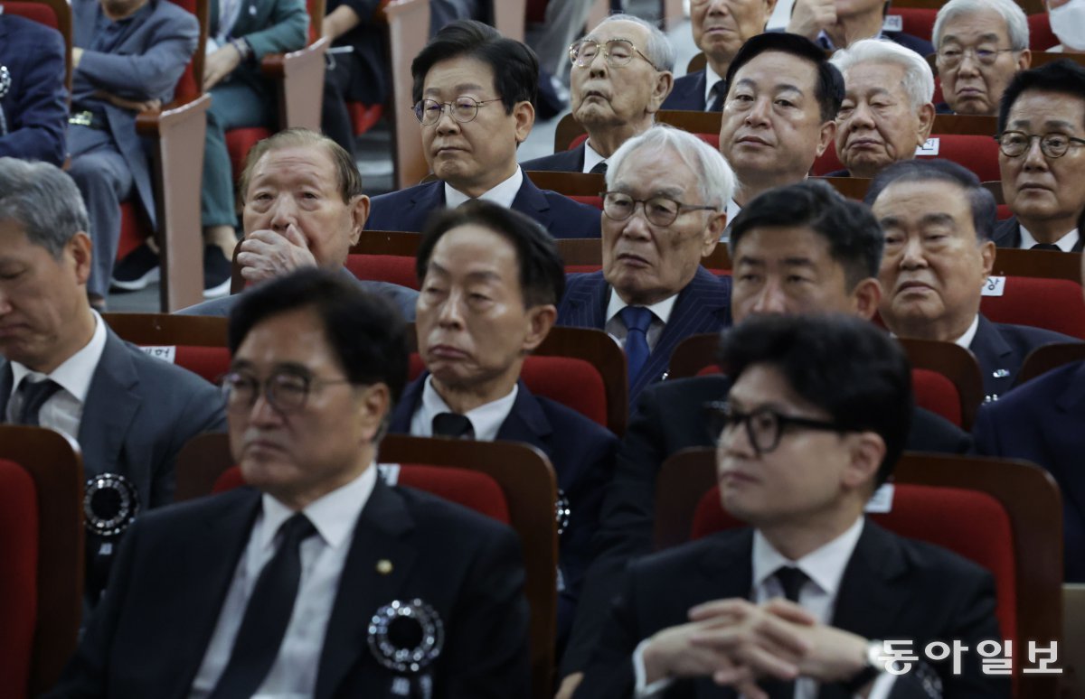 더불어민주당 이재명 전 대표와 국민의힘 한동훈 대표가 18일 오전 서울 동작구 국립서울현충원에서 열린 김대중 대통령 서거 15주기 추모식에 참석해 추모사를 듣고 있다. 박형기 기자 oneshot@donga.com