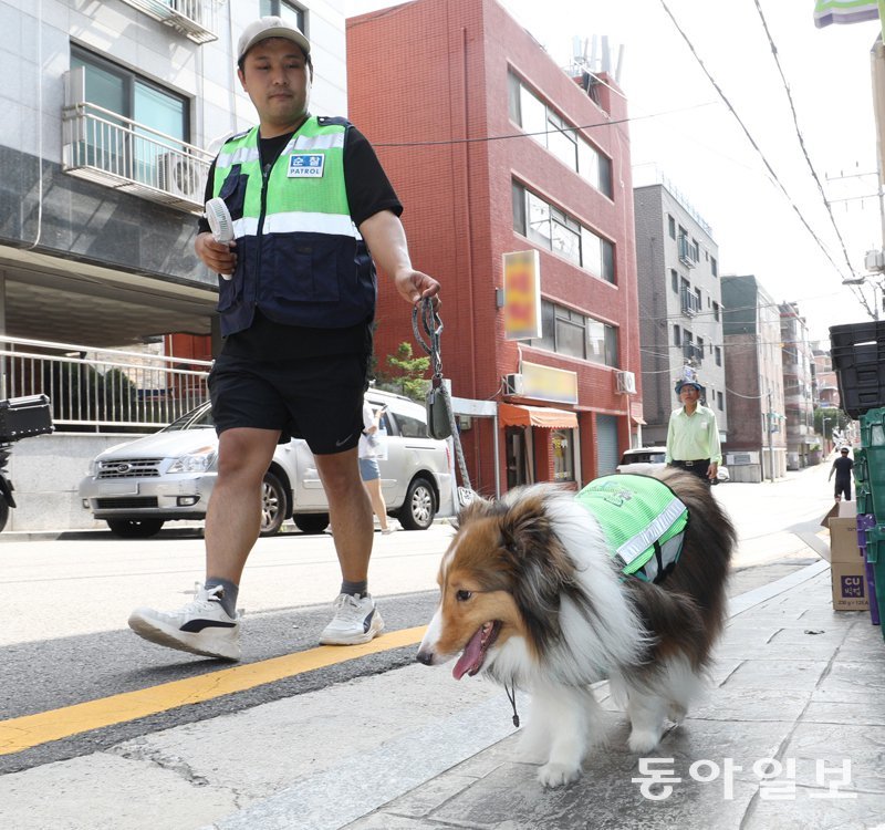 7일 오후 서울 동작구 상도동 주택가에서 테디(오른쪽)가 보호자 김재형 씨와 함께 순찰 활동을 하고 있다. 서울시 반려견 순찰대는
 반려견과 보호자가 함께 동네를 산책하면서 범죄예방 시설을 점검하거나 위기에 처한 시민들을 돕는 활동을 한다.
신원건 기자 laputa@donga.com