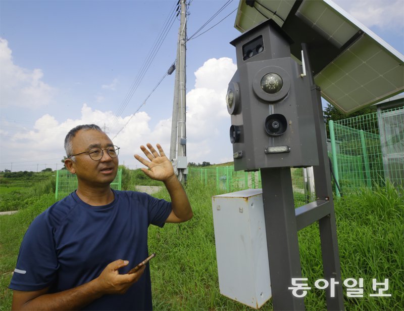 전남 나주시 ‘첨단 무인 자동화 농업생산 시범단지’에서 관계자가 ‘디지털 허수아비’의 작동 원리에 대해 설명하고 있다. 나주=박영철 기자 skyblue@donga.com