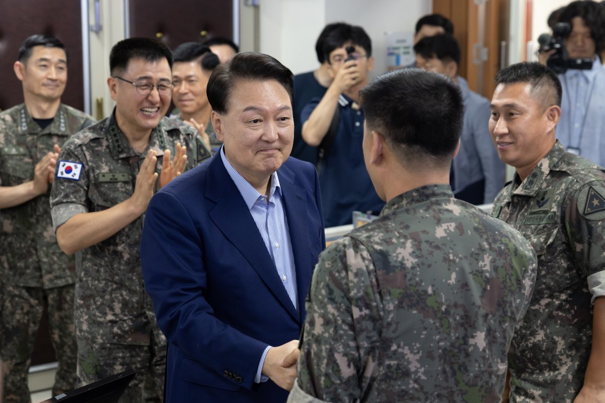 여름휴가 중인 윤석열 대통령이 9일 계룡대 전투통제실을 찾아 장병들을 격려하고 있다. (대통령실 제공) 2024.8.9