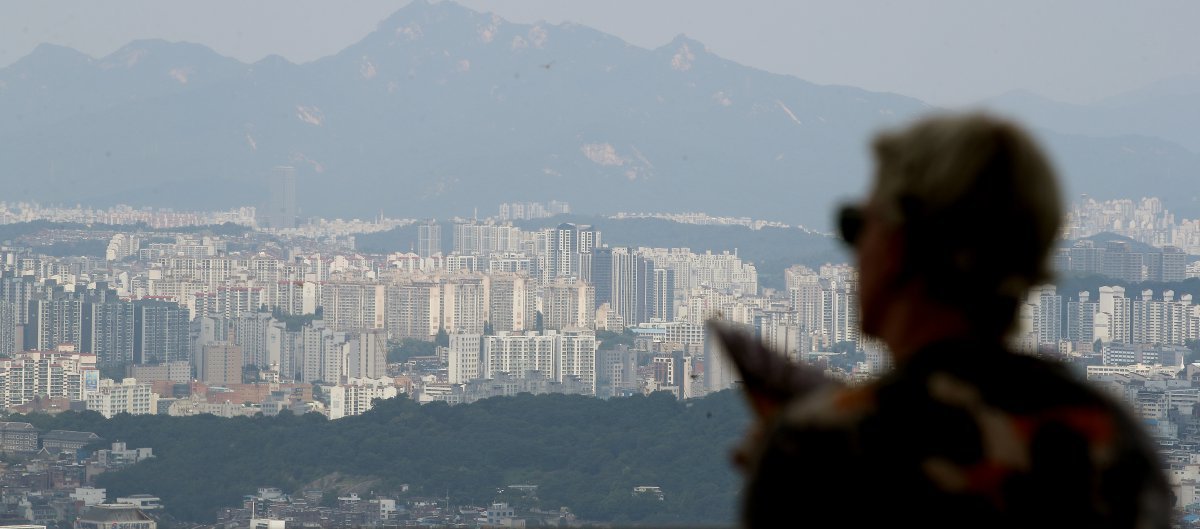 서울 남산에서 바라본 아파트 단지. 2024.8.14. 뉴스1