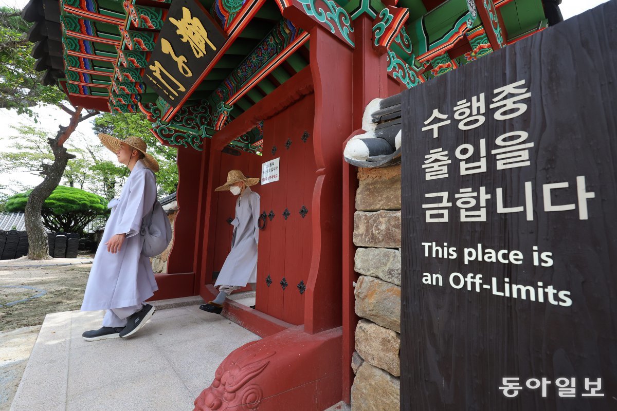 하안거 해제일인 18일 전남 구례군 화엄사 각황전에서 하안거 해제 법요식을 마친 스님들이 만행을 떠나기 위해 산문을 나서고 있다. 구례=전영한 기자 scoopjyh@donga.com