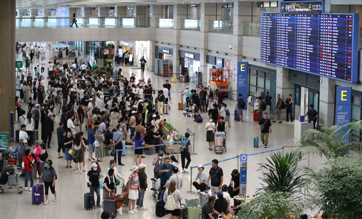 광복절 징검다리 연휴 마지막 날인 18일 인천국제공항 입국장이 여행객으로 붐비고 있다. 2024.8.18. 뉴스1