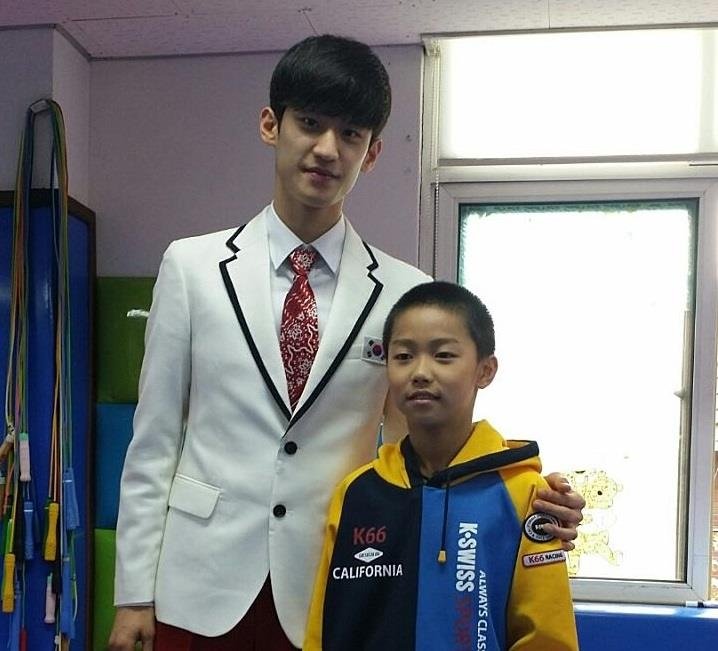 Daehoon Lee e Taejun Park quando eram estudantes do ensino fundamental. Taejun Park conquistou a medalha de ouro na prova masculina até 58kg nas Olimpíadas de Paris. Fornecido por Taejon Park