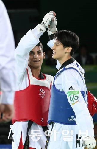 Dai Hun Lee parabeniza sua equipe levantando a mão após perder para Abu Jawish (Jordânia) nas quartas de final das Olimpíadas Rio 2016 Donga Ilbo DB.