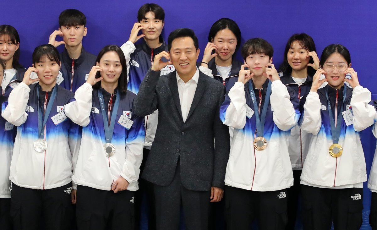 오세훈 서울시장이 19일 서울시청에서 열린 파리올림픽 참가 선수단 격려 간담회에서 선수들과 기념촬영을 하고 있다. 앞줄 왼쪽부터 펜싱 전하영, 윤지수, 오 시장, 태권도 이다빈, 사격 양지인. 2024.8.19. 뉴스1