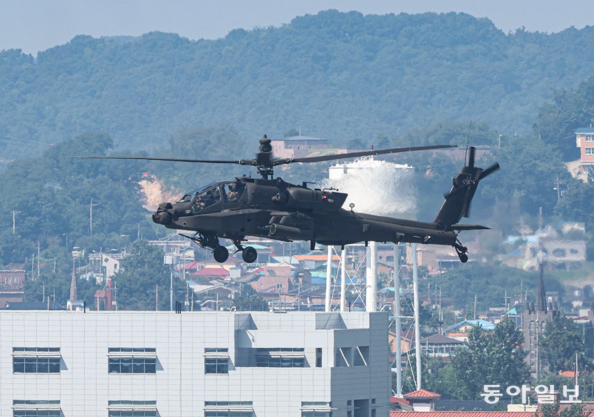 19일 오전 경기도 평택 주한미군기지 캠프 험프리스에서 아파치 헬기가 기동하고 있다. 이한결 기자 always@donga.com