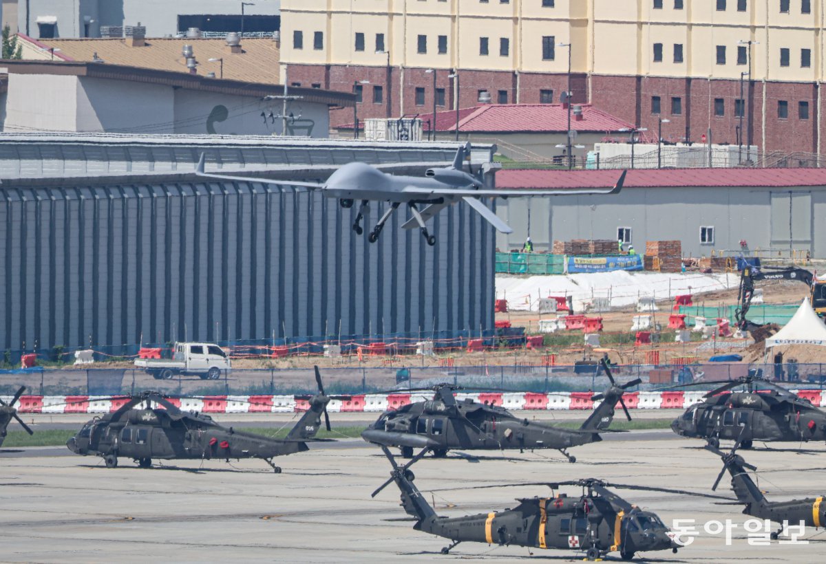 19일 오전 경기도 평택 주한미군기지 캠프 험프리스에서 ‘킬러 드론’으로 알려진 무인공격기 그레이이글-ER이 이륙하고 있다. 이한결 기자 always@donga.com