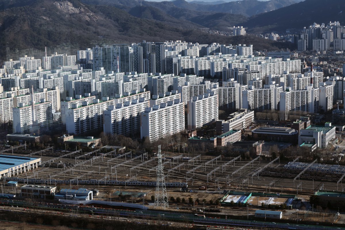 서울시 도봉구의 한 고층빌딩에서 노원구의 아파트 밀집 지역이 보이고 있다. 2024.1.15. 뉴스1