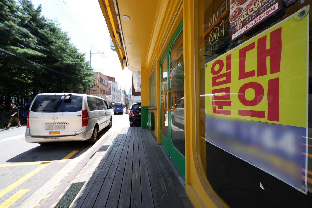 서울의 상가 밀집 지역에 위치한 한 매장 창문에 ‘임대 문의’라는 현수막이 붙어 있다. 뉴시스