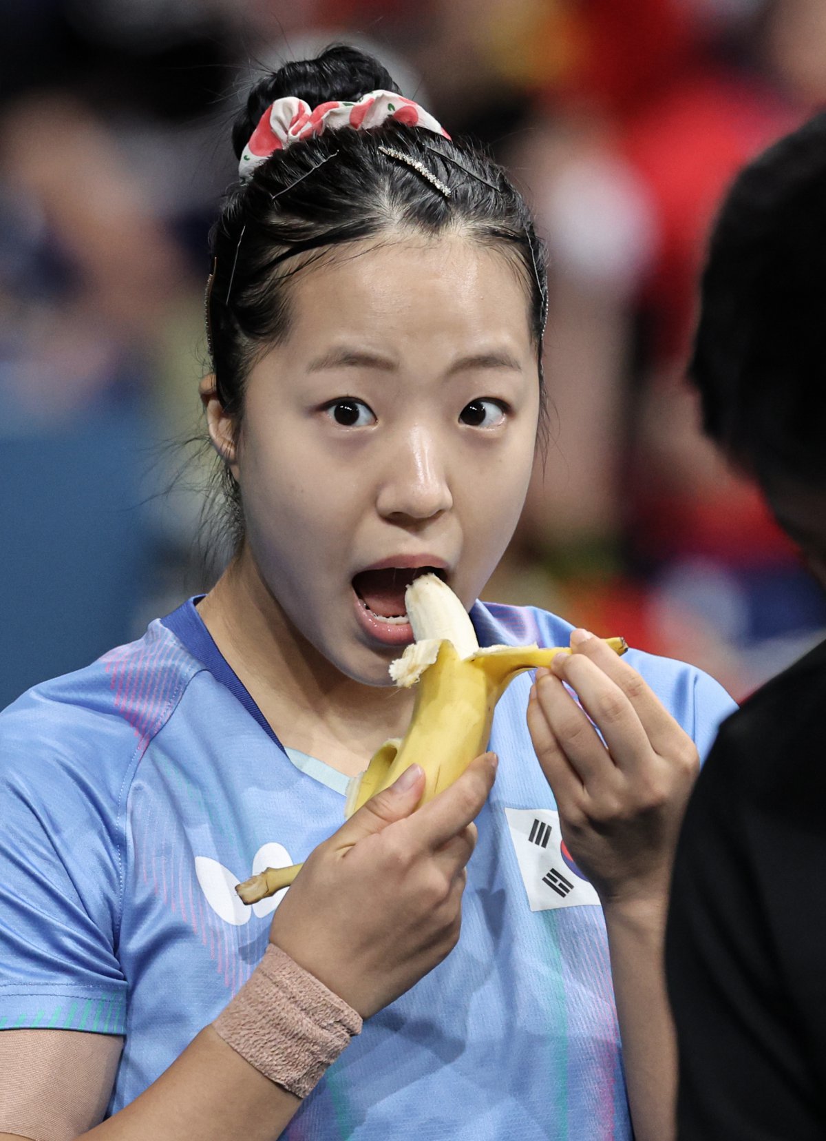 대한민국 탁구 대표팀 신유빈이 2일 오후(한국시간) 프랑스 파리의 사우스 파리 아레나에서 열린 2024 파리올림픽 탁구 여자 단식 준결승 중국 첸멍 선수와의 경기에 앞서 바나나를 먹고 있다. 뉴스1