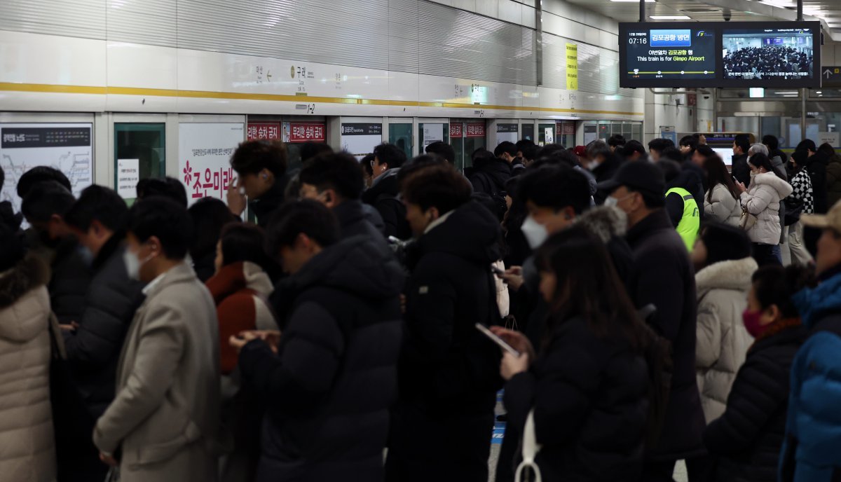 경기 김포시 김포골드라인 구래역에서 출근길에 오른 시민들이 열차를 기다리고 있다. (사진은 기사 내용과 무관함) 뉴스1