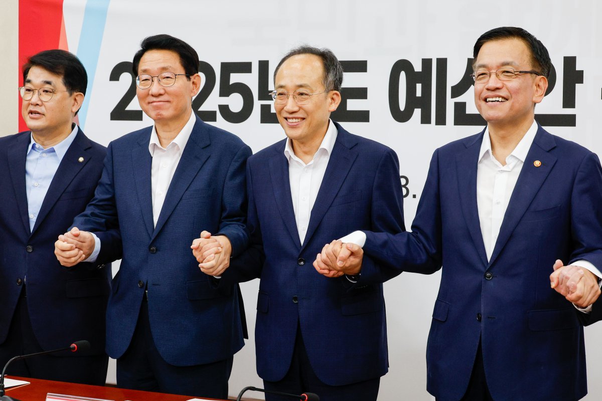 추경호 국민의힘 원내대표와 최상목 경제부총리 겸 기획재정부 장관이 20일 오전 서울 여의도 국회에서 열린 2025년도 예산안 관련
 당·정협의회에 참석해 기념 촬영하고 있다. 왼쪽부터 배준영 원내수석부대표, 김상훈 정책위의장, 추 원내대표, 최 부총리. 
2024.8.20. 뉴스1